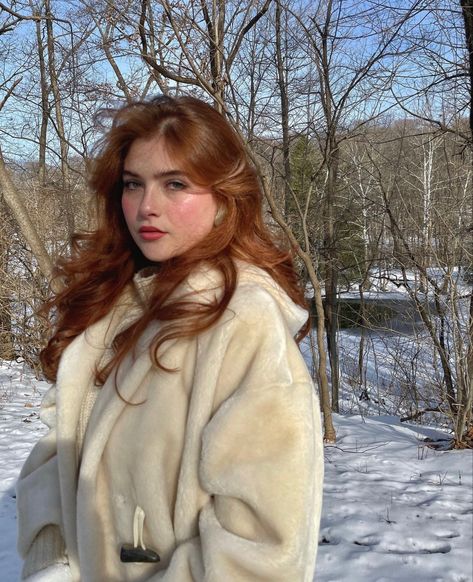 Ginger In Pink Clothes, Winter Ginger Hair, Red Hair Snow, Interior Old Money, Redhair Outfit, Old Money Dresses, Fur Coat Outfit Winter, 2013 Aesthetic, Winter Fits Aesthetic