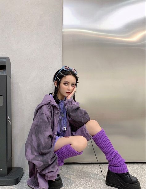 Purple Leg Warmers Outfit, Y2k Purple Aesthetic, Purple Y2k Outfit, Outfits With Leg Warmers, Cute Y2k Outfits, Fame Clothes, Leg Warmers Outfit, Punk Street Style, Y2k Outfits