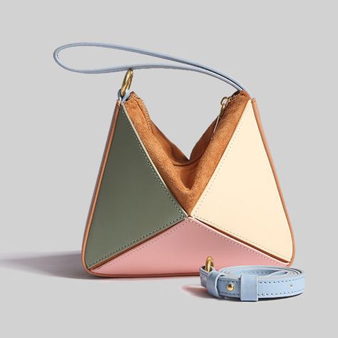 Découvrez le sac à main pyramidal Jotranis, un accessoire incontournable pour la femme moderne. Fabriqué avec une doublure en PU et polyester de qualité supérieure, ce sac allie durabilité et sensation de luxe. Sa forme pyramidale pliable et sa conception élégante en font un complément polyvalent pour n'importe quelle tenue. Parfait pour un usage quotidien ou des occasions spéciales, le sac Jotranis ajoute une touche de sophistication à votre style. Pleated Fashion, Triangle Bag, Folding Bag, Geometric Decor, Turkish Fashion, Crossbody Bag Women, Niche Design, Shoulder Messenger Bag, Types Of Bag