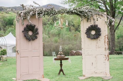 Diy vintage door wedding arch Old Doors Wedding, Wedding Arbor Decorations, Diy Wedding Arbor, Diy Wedding Arch, Door Backdrops, Wedding Archway, Wedding Alters, Wedding Arch Rustic, Wedding Doors