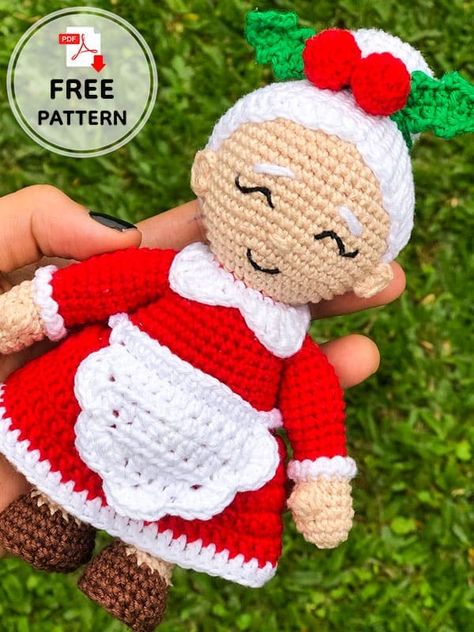 Happy Mrs. Claus Crochet Amigurumi Doll Free Pattern Amigurumi Doll Free Pattern, Amigurumi Bee, Doll Free Pattern, Diy Crochet Doll, Monkey Pattern, Crochet Christmas Gifts, Crochet Santa, Crochet Gratis, Christmas Crochet Patterns