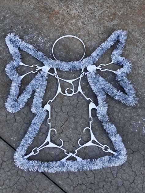 DIY Plastic Hanger Angel - The Shabby Tree Coathanger Snowflakes, Hanger Angel, Diy Hanger, Hanger Art, 4h Projects, Christmas Clothespins, Tree Angel, Plastic Clothes Hangers, The Shabby Tree