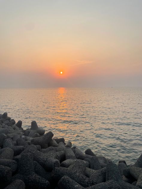 Marine Drive Mumbai Sunset, Sunset Marine Drive, Marine Drive Snap, Marine Lines Mumbai Snap, Marine Drive Aesthetic, Marine Drive Mumbai, Marine Drive, Dark Background Wallpaper, Mumbai City