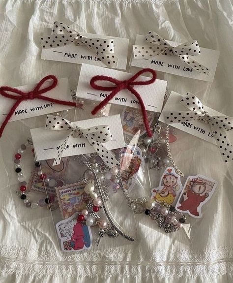 Packaging For Keychain, Handmade Jewelry Packaging Ideas, E Ticket, Play Dress Up, Packaging Ideas Business, Small Business Packaging Ideas, Diy Gift Set, Handmade Packaging, Gift Inspo