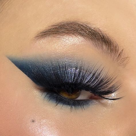 Dark Blue And Silver Eyeshadow, Dark Blue Silver Makeup, Night Sky Makeup Look, Navy Eyeshadow Looks, Blue And Black Eye Makeup, Dark Blue Prom Makeup, Red And Blue Eyeshadow Looks, Hades Makeup Female, Makeup Looks For Navy Blue Dress