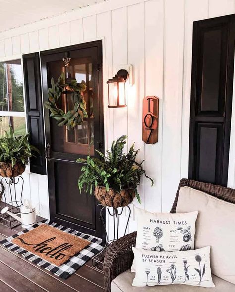 30 Gorgeous And Inviting Farmhouse Style Porch Decorating Ideas Modern Farmhouse Porch Decor, Spring Front Porch Decor, Modern Farmhouse Porch, Farmhouse Porch Decor, Courtyard Landscaping, Farmhouse Front Door, Rustic Porch, Farmhouse Front Porches, Front Door Entrance