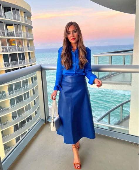 Blue Leather Skirt Outfit, Rainy Outfit, Blue Leather Skirt, Leather Skirt Outfit, Modest Dresses Casual, Classy Work Outfits, Classy Casual Outfits, Leather Outfit, Outfit Inspo Fall