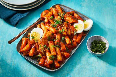 Korean Rice Cakes, Tteokbokki Recipe, Korean Chili Flakes, Creamy Chicken Casserole, Korean Rice Cake, Beef Lettuce Wraps, Rice Cake Recipes, Korean Rice, Spicy Rice