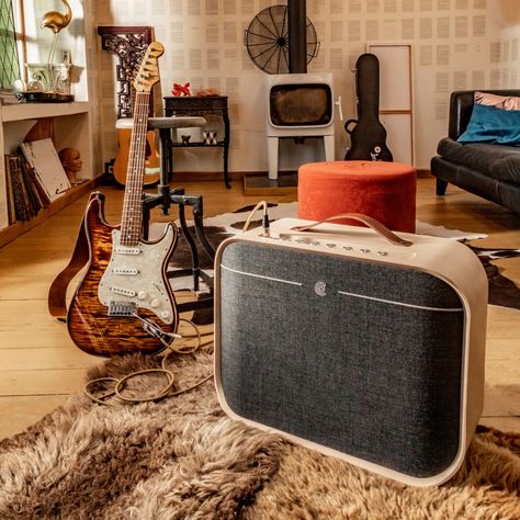 Guitar Amplifier Aesthetic, Wooden Amplifier, Suitcase Speakers, Guitar Things, Diy Bluetooth Speaker, Diy Guitar Amp, Guitar Speaker, Boutique Guitar, Speaker Cabinet