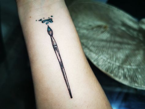 Tatto🖤 Paintbrush Tattoo Ideas, Paint Tube Tattoo, Painters Tattoo Ideas, Paint Brush Tattoo, Artist Tattoo Ideas, Paintbrush Tattoo, Destiny Tattoo, Detailed Tattoos, Brush Tattoo