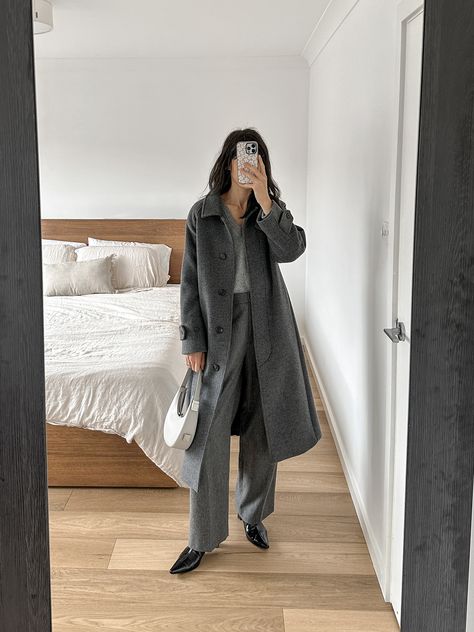 Outfit Ideas Snow, Snow Winter Outfits, Grey Coat Outfit, Coat Outfit Ideas, Long Coat Outfit, Winter Outfit Ideas, Coat Outfit, Grey Coat, Snow Winter