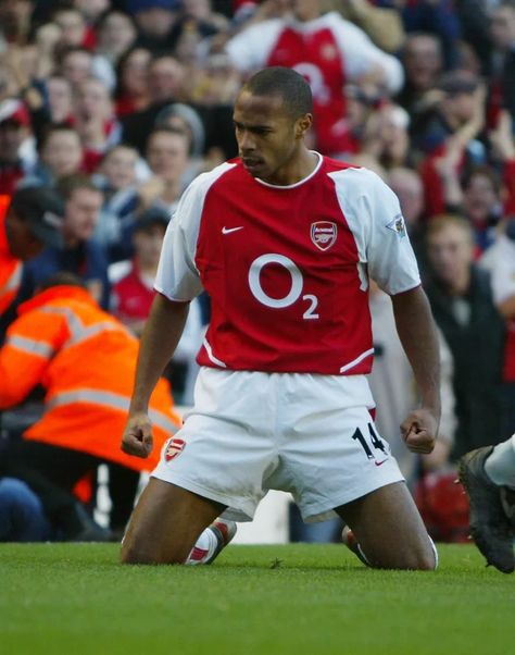 Thierry Henry Arsenal, Arsenal Goal, Arsenal Stadium, Arsenal Fc Wallpapers, Football Celebrations, Andrea Pirlo, Thierry Henry, Arsenal Players, Arsenal Football Club