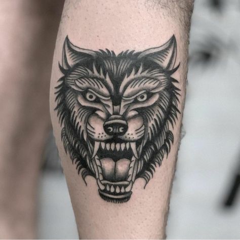 Tattoo Old School Black, Wolf Head Tattoo, Traditional Wolf Tattoo, Wolf Tattoo Traditional, White Wolf Tattoo, Hanya Mask, Brother Tattoo, Wolf Tattoo Ideas, Wolf Tattoos Men