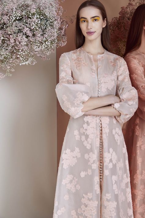 Lela Rose Pre-Fall 2019 Look 19 Rose Floral Dress, Gaun Koktail, Áo Blu, Fashion Show Party, Kebaya Modern Dress, Saree Hairstyles, Dress Pesta, Kebaya Dress, Muslim Fashion Dress