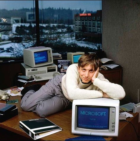 4,846 Me gusta, 145 comentarios - 80s & 90s Vibes (@retrogeist) en Instagram: "Well, hello there... . . . #billgates #microsoft #80s #1980s #nostalgia #80skid #80sfashion…" Silicon Valley Hbo, Famous Photos, Humor Mexicano, Sms Marketing, Celebrity Portraits, Bill Gates, Silicon Valley, Web Marketing, Marketing Strategy