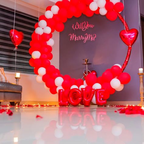 Proposal balloon garland Will you marry me Marry Me Balloon Decoration, Will You Marry Me Balloons, Balloon Decoration For Birthday, Balloon Wall Decorations, Simple Balloon Decoration, Birthday Wall Decoration, Jungle Theme Decorations, Balloon Arch Decorations, Romantic Room Decoration