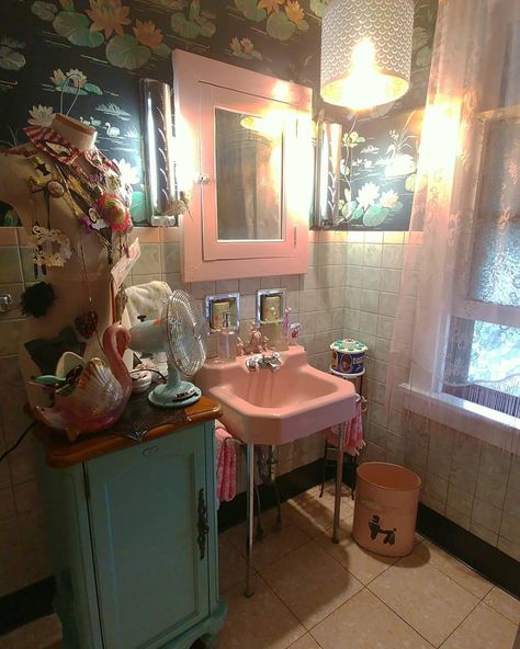 Vintage Bathrooms, Pink Bathroom, Vintage Bathroom, Dream Bathroom, Vintage Life, How Many People, Beautiful Bathrooms, My Favorite Things, Many People