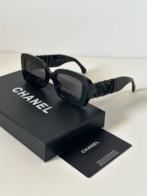 Optician Marketing, Channel Sunglasses, Expensive Sunglasses, Pretty Sunglasses, Glasses Fashion Eyewear, Elegant Sunglasses, Classy Glasses, Sunglasses Chanel, Fancy Glasses