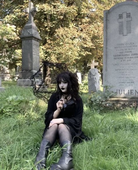 Goth Punk Aesthetic, Eerie Photography, Dark Gothic Fashion, Goth Prom, Cemeteries Photography, Prom Photoshoot, Summer Goth, Aesthetic Goth, Grad Photoshoot