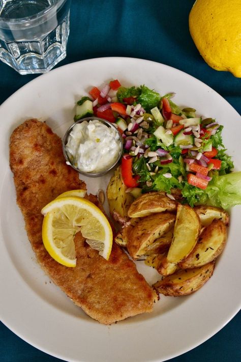 Panerad schnitzel med ugnsrostad potatis och kapriskräm | Elina & Mickes mat Pork Sausage, Delicious Dinner Recipes, Clean Recipes, Pork Recipes, Yummy Dinners, Cobb Salad, Side Dishes, Dinner Recipes, Food And Drink