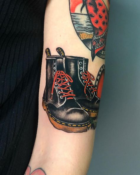 Isa Santana on Instagram: “Gracias Majo!!🥰 #martens #drmartens #martenstattoo #trojan #hearttattoo #hearttattoos #traditionaltattoo #traditionaltattoos…” Marten Tattoo, Doc Marten Tattoo, Traditional Boot Tattoo, Dr Martens Tattoo, Doc Martens Beads, Old Doc Martens, Sleeves Ideas, American Traditional, Body Modifications