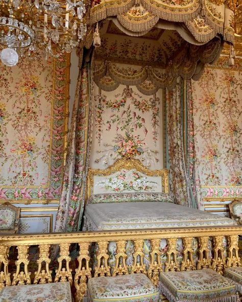 palace of versailles | marie antoinette Marie Antoinette Bedroom, Marie Antoinette Room, Versailles Interior, Versailles Marie Antoinette, Versailles Aesthetic, Marie Antoinette Movie, Royal Room, France Trip, Chateau Versailles