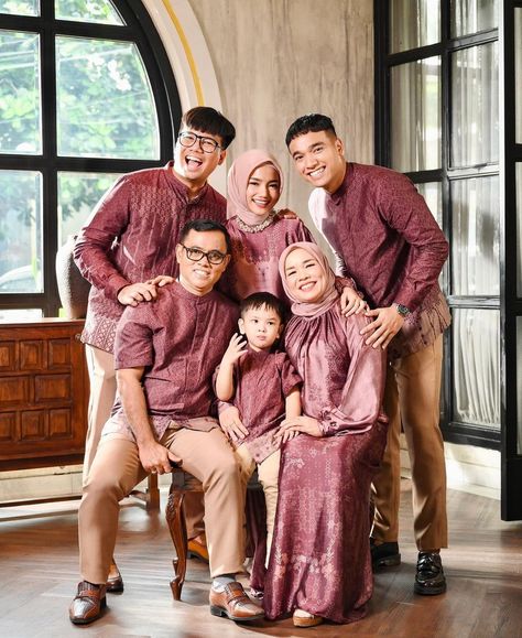 Raya Pose, Photoshoot Raya, Raya Photoshoot, Eid Fitr, Dress Lebaran, Family Photo Studio, Ootd Poses, Home Studio Photography, Family Portrait Poses