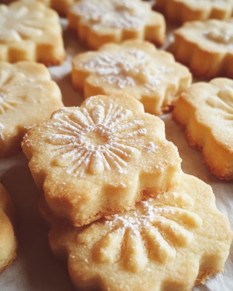 Classic Shortbread Cookies - SavorySplash Clotted Cream Shortbread, Molded Shortbread Cookies, Molded Shortbread Cookie Recipe, London Fog Shortbread, Best Ever Shortbread Cookies, Buttery Pecan Shortbread Cookies, Winter Shortbread Cookies, Anise Shortbread Cookies, Scottish Shortbread Cookies Recipe