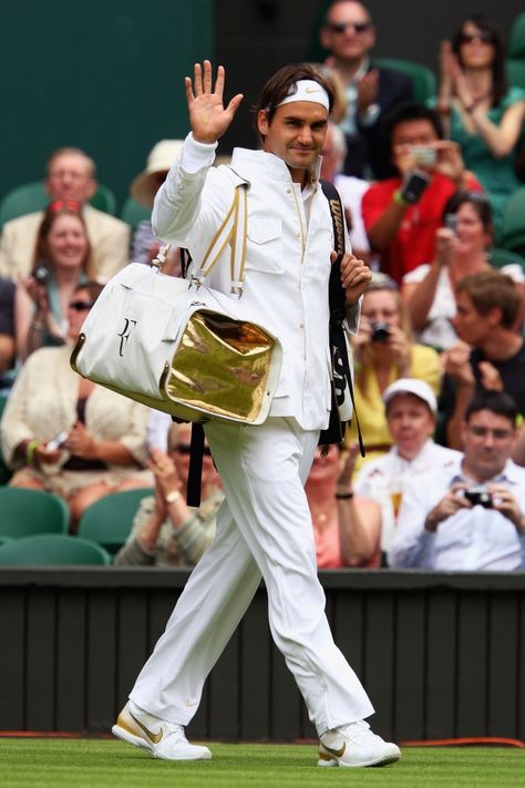 Tennis player walking out on Wimbledon central court arena Djokovic Wimbledon, Pat Cash, Tennis Lifestyle, Andre Agassi, Walking Out, Maria Sharapova, Rafael Nadal, Tennis Player, Shorts Nike