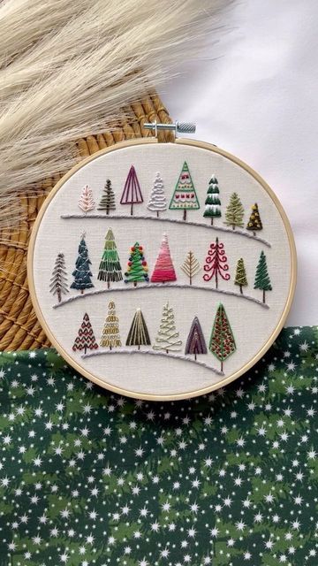 Christmas Embroidery Patterns Free, Free Christmas Embroidery Patterns, Anna Embroidery, Christmas Embroidery Ideas, Christmas Hand Embroidery, Holiday Icons, Christmas Tree Embroidery, Holiday Embroidery, Miniature Embroidery