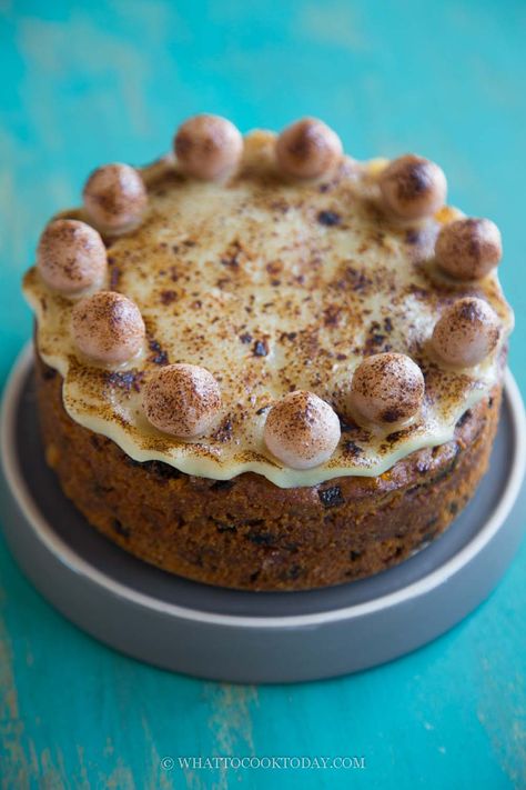 Learn how to make this light yet moist fruit cake layered and decorated with homemade marzipan to celebrate Easter. Step-by-step tutorial is included Simnel Cake Recipe, Simnel Cake Easter, Cornish Recipes, Moist Fruit Cake, Homemade Marzipan, Eggs Photography, Boiled Fruit Cake, Simnel Cake, Easter Fruit