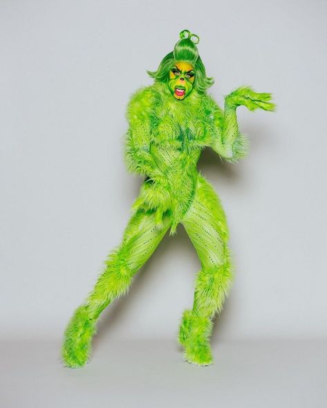 Shea Coulee, The Grinch Pictures, A Level Textiles, Best Friend Wallpaper, Make Up Inspo, Acrylic Nails Coffin Pink, Friends Wallpaper, Grinch Christmas, Christmas Costumes