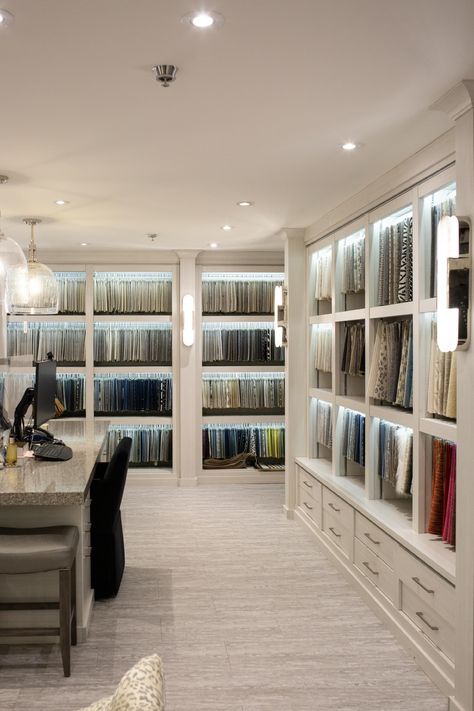 Show Room Design Fashion, Cloth Shop Interior Design Small Spaces, Small Tailoring Shop Interior Design, Tailoring Shop Interior Design Ideas, Showroom Interior Design Concept Stores, Tailoring Shop Interior Design, Home Decor Showroom, Fabric Showroom, Interior Design Showroom