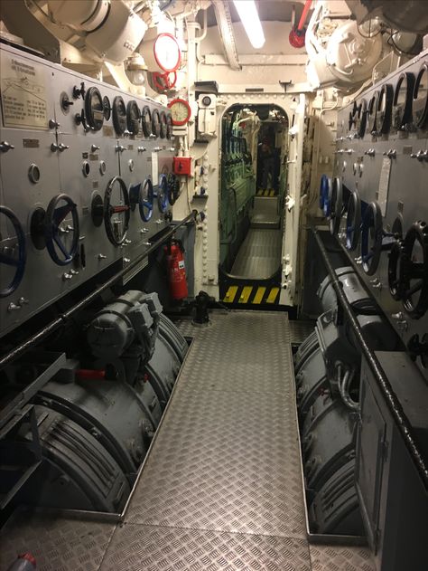 Engine room view below deck on a submarine. Ship Engine Room, Submarines Navy, Inside Submarine, Inside A Submarine, Kapal Feri, Inside Of A Submarine, Submarine Inside, Us Submarines, Oil Rig Jobs