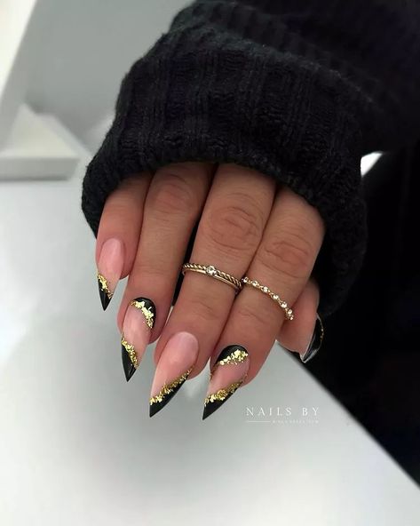 Pointy Nail Designs, Short Stiletto Nails, Black Gold Nails, Nye Nails, Stilleto Nails Designs, Stiletto Nails Short, Short Stiletto, Black Stiletto Nails, Gold Nail Designs