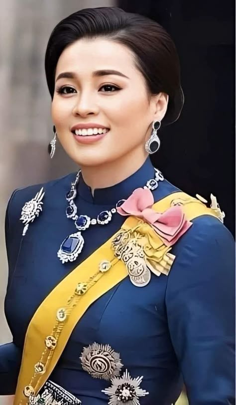 King Rama 10, Thai Royal Family, Thai King, Queen Sirikit, Hm The Queen, King Bhumibol, Royal Colors, Royal Dresses, Queen Dress