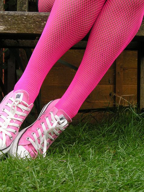 Hot pink fishnet tights Pink Fishnet Tights, Colored Converse, Pink Fishnets, Pink Tights, Catty Noir, I Believe In Pink, Pink Converse, Outfits With Converse, Stocking Tights