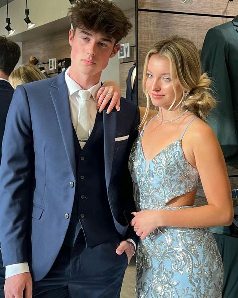 Hoco Suit Ideas, Blue And Gold Prom Couple, Prom Date Poses Friends, Prom Poses Friends Guys, Hoco Pictures Ideas Couple Funny, Hoco Colors, Hoco Pics Friend Pictures Funny, Prom Tuxedo Ideas Couple, Hoco Flicks