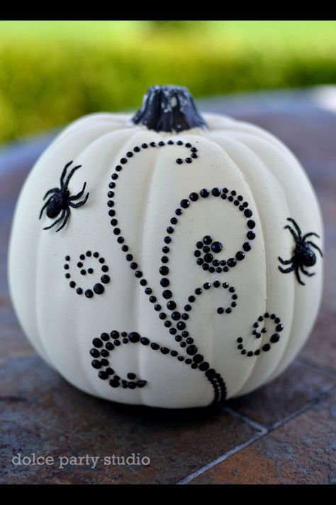 Couronne Halloween, Pumpkin Decor Ideas, Decorating Pumpkins, Pumpkin Fairy House, Ar Art, Diy Pumpkins, Halloween Pumpkin Crafts, Creative Pumpkin Painting, Creative Pumpkin Decorating