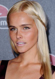 Isabel Lucas Plastic Surgery Before and After - http://www.celebsurgeries.com/isabel-lucas-plastic-surgery-before-after/ Isabel Lucas, Cool Blonde Hair, Bright Blonde, Long Blonde, Casual Hairstyles, Salon Style, Tan Skin, Cool Hair Color, Celebrity Hairstyles