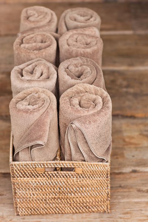 Spa Towels Display, Rolling Towels, Spa Business Plan, Rolled Towels, Massage Room Decor, Facial Room, Towel Display, Bathroom Towel Decor, Esthetics Room