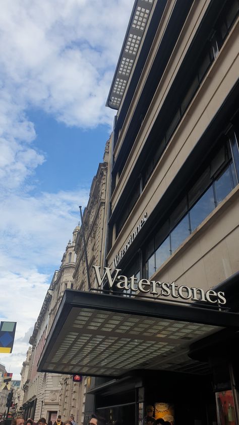 Waterstones Aesthetic, Waterstones London, Picadilly London, British Core, School Excursion, Days Out In London, London Vibes, London Dreams, Fav Place