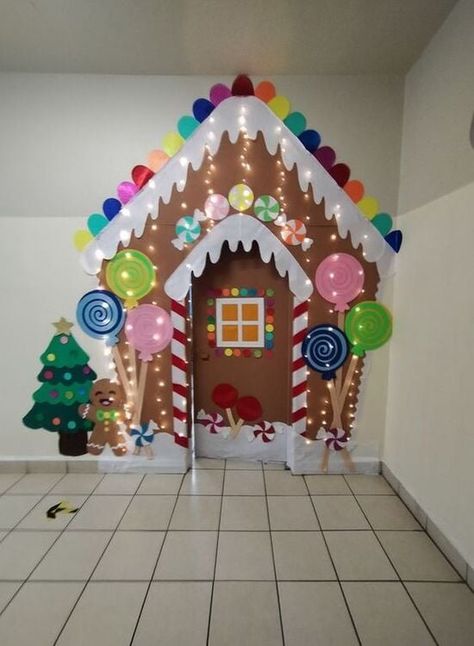 25 Christmas Door Decorations to Create a Joyful First Impression Christmas Door Design, Easy Gingerbread House, Christmas Contests, Christmas Entry, Christmas Door Decorating Contest, Potted Christmas Trees, Christmas Door Decoration, Door Decorating Contest, Exterior Christmas