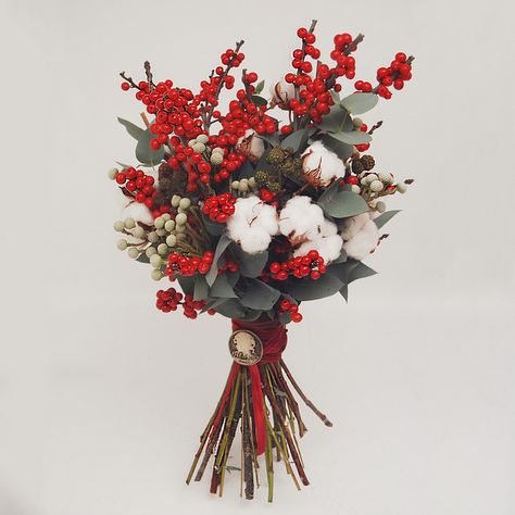 winter bouquet by Jolly Bunch Winter Bouquet Ideas, Winter Flower Decorations, Diy Winter Bouquet, Christmas Floral Bouquets, New Years Bouquet, Winter Flower Bouquet Gift, Diy Christmas Bouquet, Winter Flowers Arrangements, Flower Bouquet Christmas