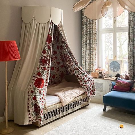 Marie Caroline Willms EMCI Design Studio (@mariecarolinewillms) • Fotos y videos de Instagram Alcove Bed, Curtain Bed, Kids Room Curtains, Canopy Bed Diy, Canopy Beds, Diy Canopy, Kid Room, Bed Curtains, Canopy Bed