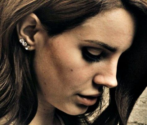 Lana Del Rey #LDR Lana Del Rey Piercings, Lana Del Rey Earrings, Lana Del Rey Jewelry, Queen Style, Elizabeth Grant, Lana Del Ray, Beauty Queen, Pop Up Store, Beauty Queens