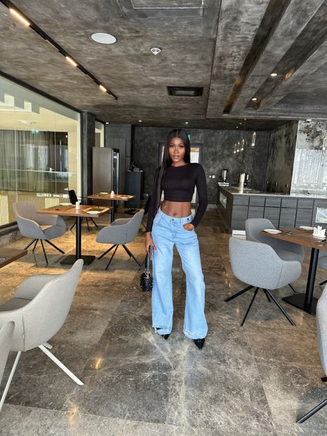 Baggy jeans and pointed heels Jeans Pointed Heels Outfit, Baggy Pants Pointy Shoes, Baggy Jeans Outfit Going Out, Baggy Pants Heels Outfit, Baggy Pants Heels, Pointed Heels Outfit Casual, Baggy Pants With Heels, Pointed Heels With Jeans, Baggy Pants And Heels