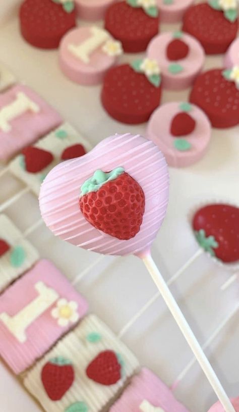 Berry First Birthday Cake Pops, Strawberry Theme Treats, Berry First Birthday Treats, Strawberry Baby Shower Theme Decor, Berry First Birthday Decorations, Cake Pop Recipe Easy, Strawberry Cake Pops, First Birthday Winter