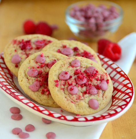 Raspberry Ruby Chocolate Chip Cookies Perfect Pizza Crust, Valentine Food, Skillet Cookies, Ruby Chocolate, Spring Baking, Ruby Tuesday, Butterscotch Pudding, Freeze Dried Raspberries, Dried Berries