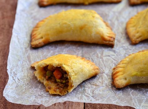 Beef Empanada: dinner tonight Dessert Empanadas Recipe, Beef Empanadas Recipe, Kawaling Pinoy, Beef Empanadas, Meat Appetizers, Meat Snacks, Empanadas Recipe, Pinoy Food, Meat Pie